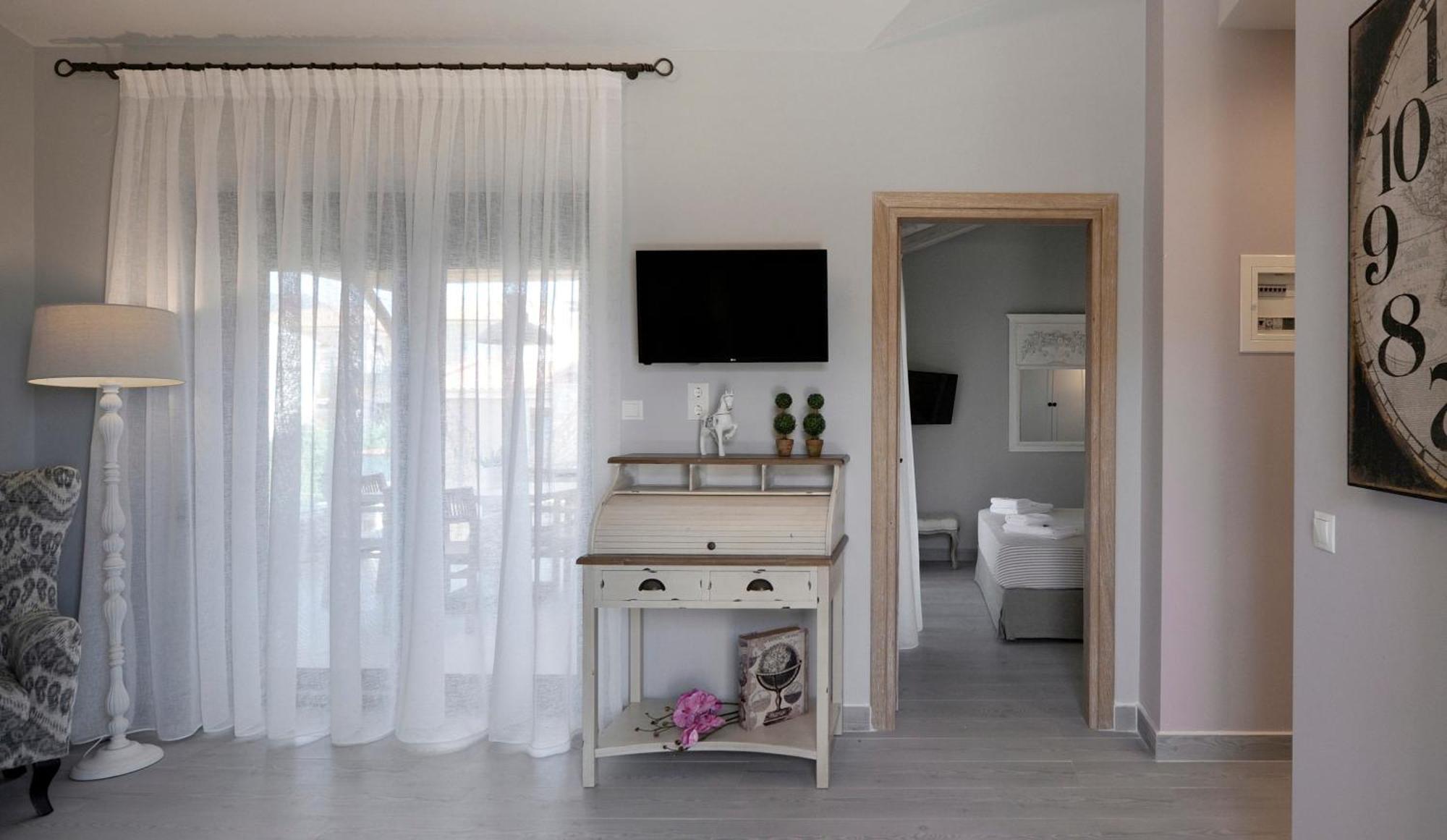 By The Sea Luxury Suites Limenas  Bagian luar foto