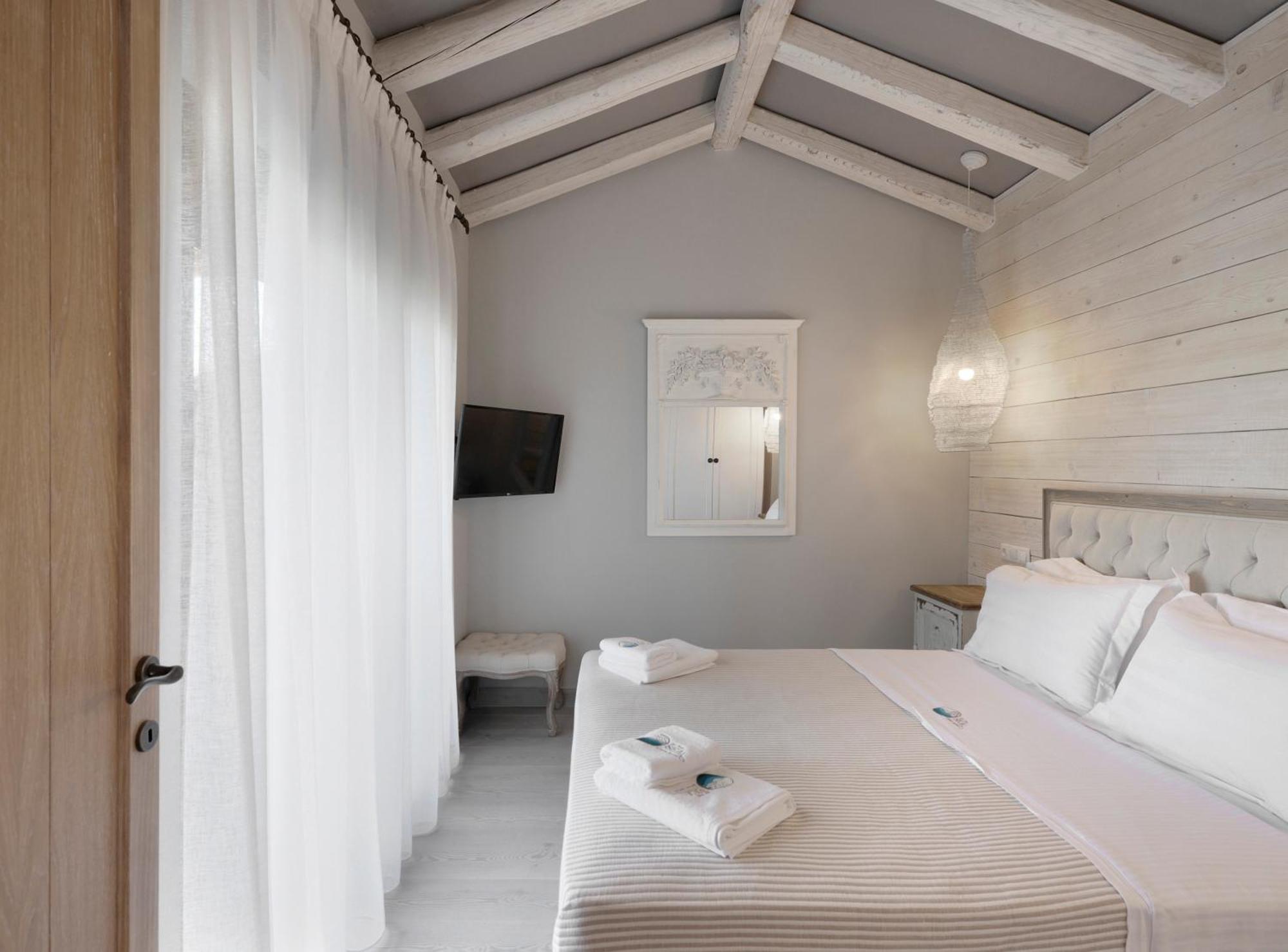 By The Sea Luxury Suites Limenas  Bagian luar foto